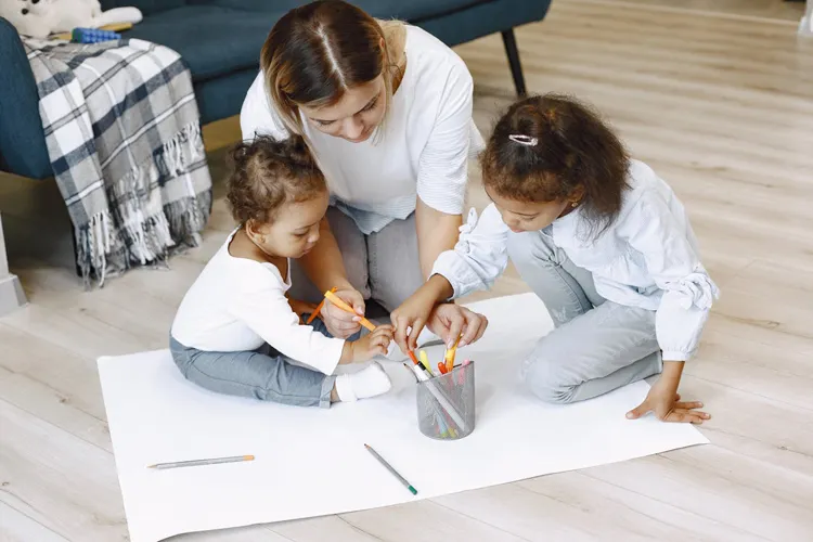 Au pair knutselt met de kinderen van het gastgezin tijdens een doordeweekse middag