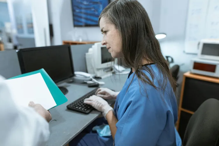 Zorgprofessional bespreekt informatie met een collega in een zorginstelling