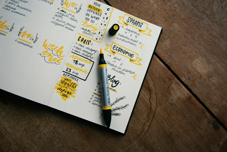 Schrift, markeerstift en rekenmachine klaar om eindexamenstof te oefenen met bijles