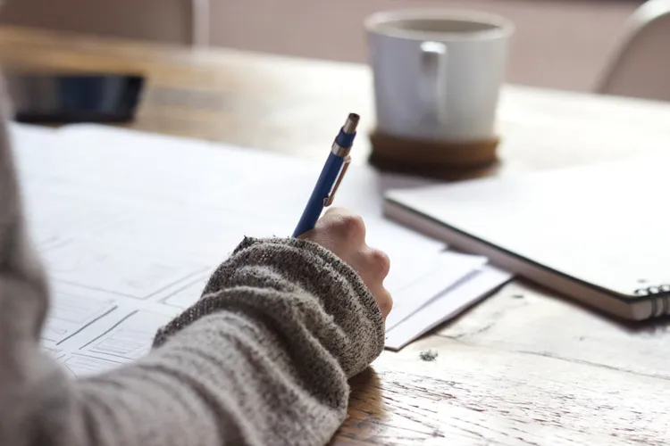 Scholier maakt met de hand aantekeningen in een schrift om te ontdekken welke studie past