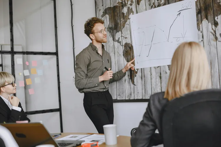 Jongere presenteert een groeiende grafiek: vijf vragen om je studiekeuze te toetsen op toekomstbestendigheid