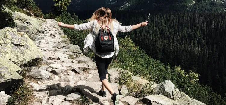 Backpacker tijdens tussenjaar reizen in het buitenland