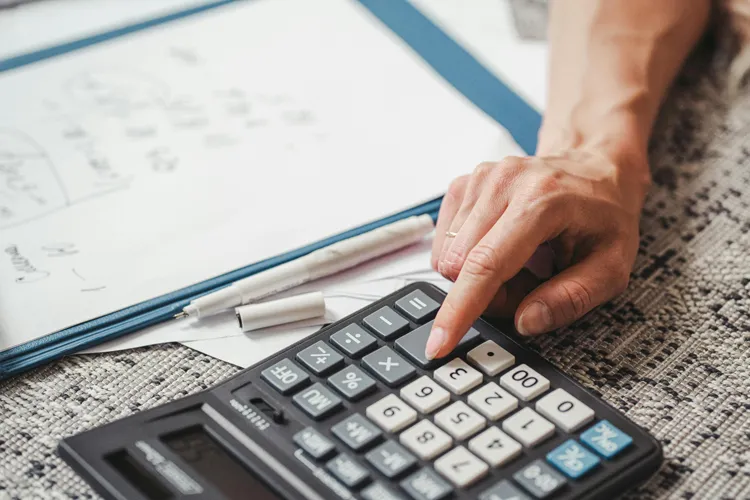 Tussenjaar financiën uitrekenen — DUO, OV-chipkaart en toeslagen op een rij