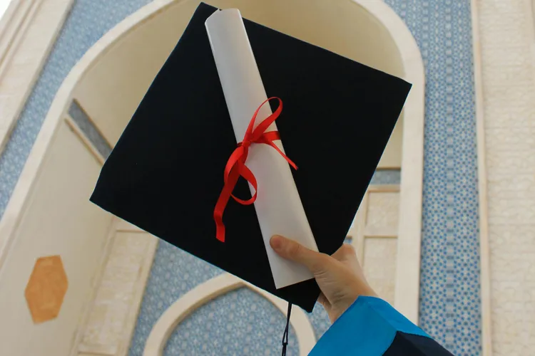 Pas behaald mbo-diploma omhoog gehouden bij de school, het moment waarop een tussenjaar tussen mbo en hbo begint