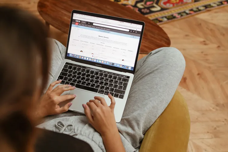 Student werkt op een laptop aan een website en ontwikkelt nieuwe digitale vaardigheden