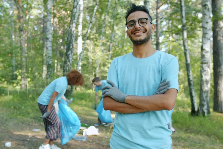 Vrijwilliger in natuurproject tijdens tussenjaar